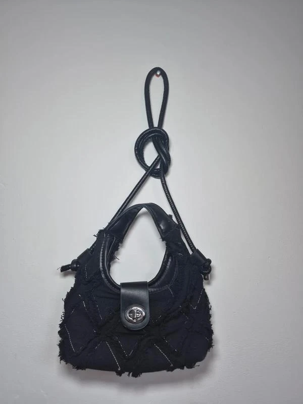 Sac a main vintage Y2K noir style grunge avec details franges